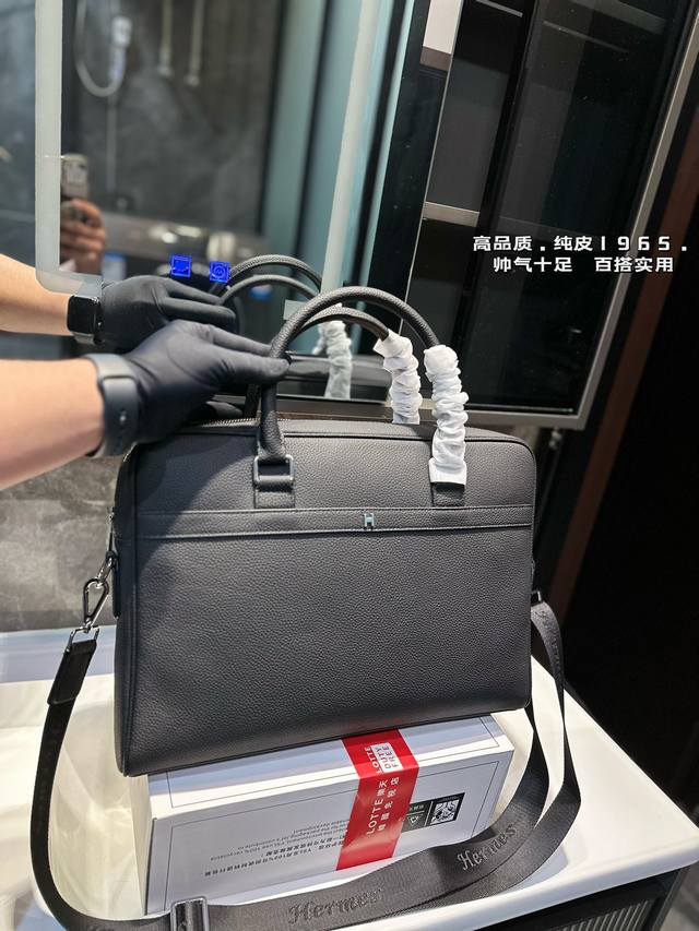 Hermès 爱马仕男士牛皮公文包 电脑包 斜挎手提包 采用精湛镶嵌细工，经典百搭 实物拍摄 原厂原版面料 高端品质 配送防尘袋 38 X 27 Cm。