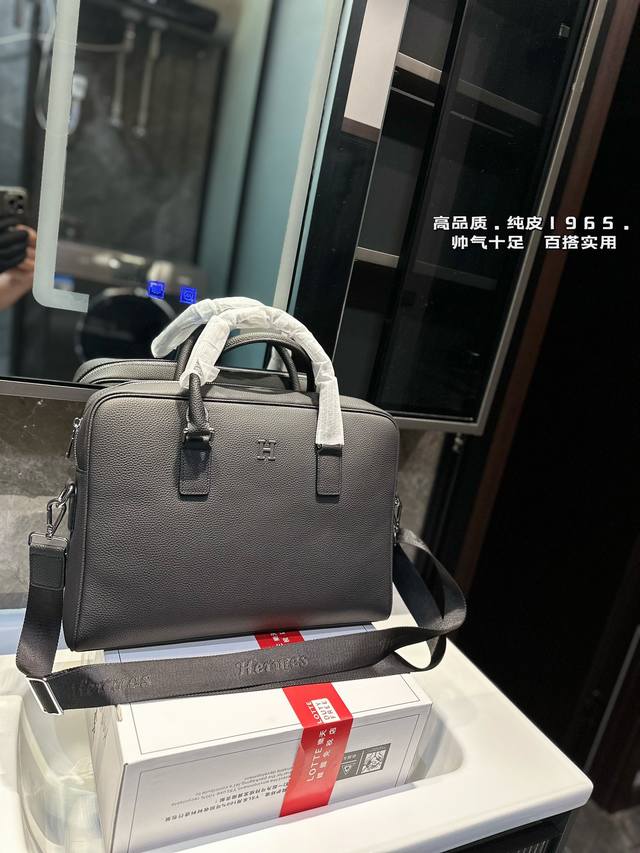 Hermès 爱马仕男士牛皮公文包 电脑包 斜挎手提包 采用精湛镶嵌细工，经典百搭 实物拍摄 原厂原版面料 高端品质 配送防尘袋 38 X 27 Cm。