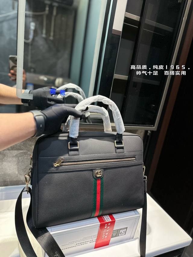 Gucci 古奇牛皮男包公文包 手提包 电脑包 采用精湛镶嵌细工 经典百搭 实物拍摄 原厂原版面料 28 X 38 Cm。