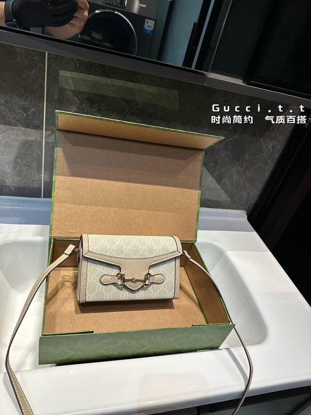 礼盒包装 Gucci 1955新款mini老花手机包小方盒 Gucci新出的这款手机包，首先我觉得在大牌包里，可称为性价比之王，价格不错，容量感人，手机、充电宝