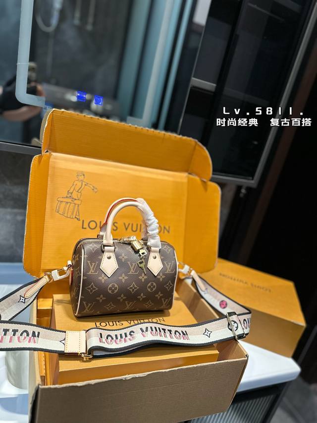 礼盒包装 Lv Speedy20枕头包 新款speedy20，宝藏尺寸，因为20的尺寸不大也不小，容量也特别 对于嫌弃speedy25太大，Nano16Cm 又