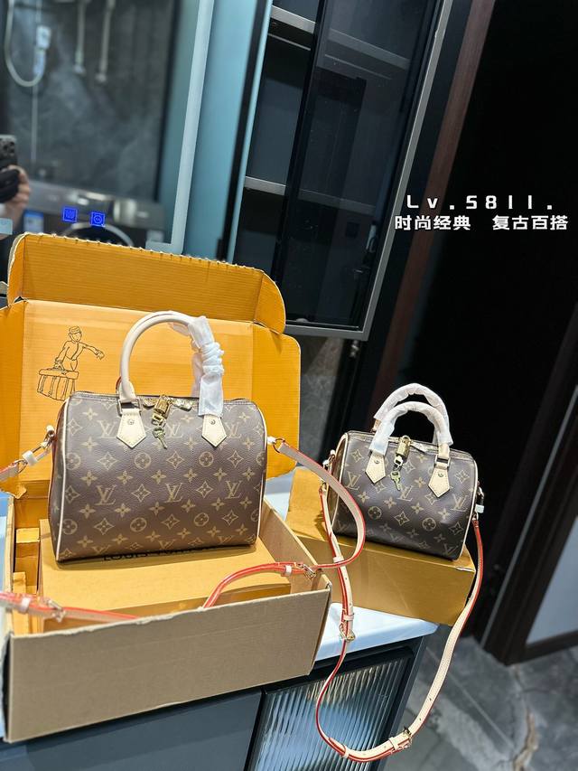 礼盒包装 Lv Speedy 系列 枕头包 这款retiro 手袋以标志性的lv老花面料制成，搭配奢华的变色牛皮饰边，经典永恒。优雅低调的外形设计和宽敞的包 全