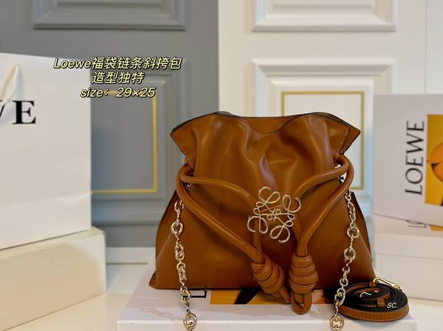 配盒 Size：29×25 Loewe罗意威新款福袋链条斜挎包 这只 Loewe简直是包包届的天花板了 极简的颜色和甜甜圈链条太配了 不管看多久都会心动的一只