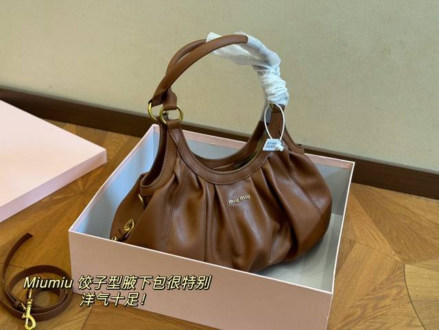 配盒 Size：30*29Cm 今年miumiu赢麻了 难得碰见有这只中古包 甜飒酷女总裁值得拥有！ Miumiu太懂少女心啦