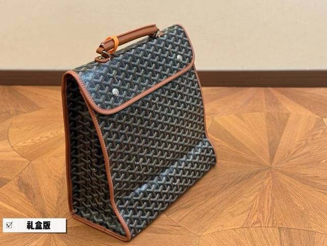 配礼盒 Size：33*34Cm Goyard 戈雅 双肩包 复古又减龄 容量真的超级大 装下笔记本妥妥滴 男女通用！真的超级划算！