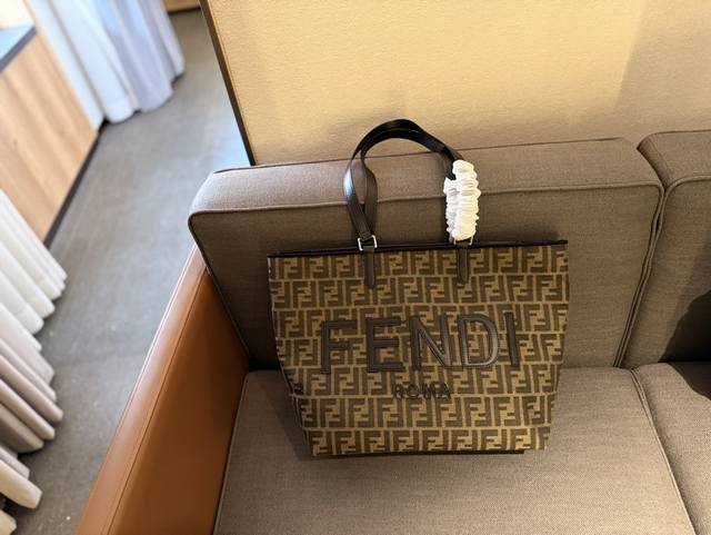 芬迪 托特包 Fendi 配有可拆卸内袋，一个包用出2个风格，容量巨大，颜值高，随意慵懒轻松的感觉背上就有了 高级又复古 简约又高级 尺寸35.31