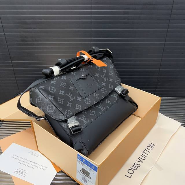 Louisvuitton 路易威登 邮差包 Voyage 手袋 翻盖单肩包 大容量印花斜挎包 采用精湛镶嵌细工，经典百搭 实物拍摄 原厂原版面料 配送礼盒 防尘