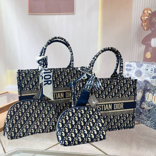 折叠礼盒 送同款洗漱包 Size：36Cm 41Cm 迪奥 托特包 Dior Book Tote 今年最喜欢的一款购物袋 Tote我用的次数最多的包，因为容量超