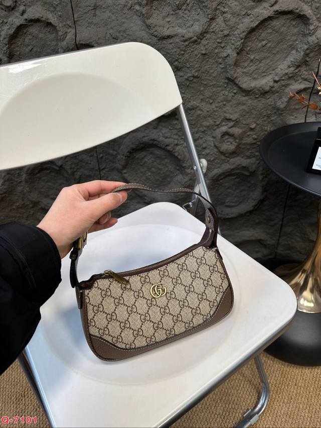 配折叠盒 酷奇gucci 麻将包尺寸21.17Cm 麻将包中除了小面积的五金点缀之外，没什么多余的装饰，剪裁干净又简单。牛皮材质不仅质感一绝，韧劲也超好，能容纳