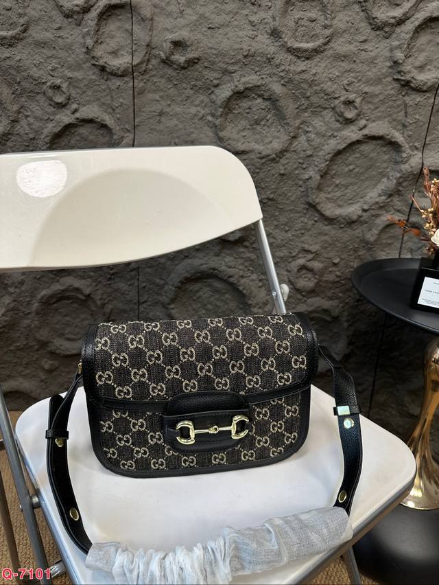 配折叠盒 Gucci 酷奇 5马街扣 黑丹宁 Denim 老花 Logo马鞍包单肩斜搭手提包 男女同款黑色超级酷 百搭洋气整体比较小巧精致，时尚感比较浓烈，没有