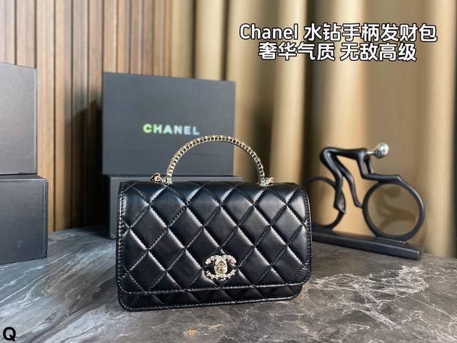 配折叠盒 Chanel 水钻手柄woc发财包 简直无法拒绝 超显气质 高级感十足 集美必入款 尺寸：19*12 配卡包、镜子