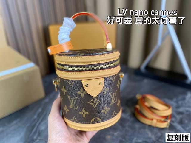 配全套包装 复刻版 Lv Nano Cannes发财桶 也出迷你版啦 自重不重 很轻便 而且超级能装 背面很贴心的设计成平面的 斜跨的时候不会觉得不舒服 拎在手