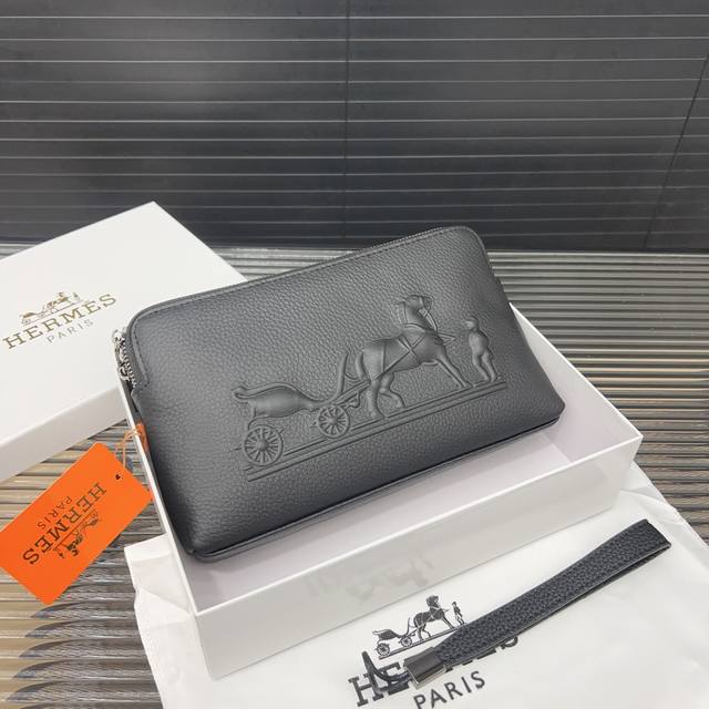 Hermès 爱马仕 男士双拉链牛皮手拿包 采用精湛镶嵌细工，经典百搭 实物拍摄 原厂原版面料 高端品质 配送防尘袋 26 X 15 Cm。