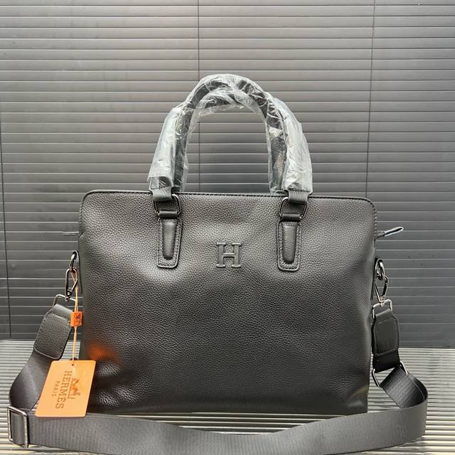 Hermès 爱马仕 男士牛皮公文包 电脑包 斜挎手提包 采用精湛镶嵌细工，经典百搭 实物拍摄 原厂原版面料 高端品质 配送防尘袋 38 X 27 Cm。