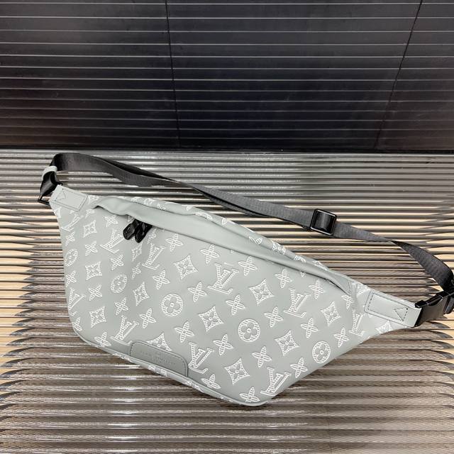 Louisvuitton 路易威登 Discovery 腰包 斜挎胸包 采用精湛镶嵌细工，实物拍摄 原厂原版面料 配送小票 防尘布袋 礼盒 45 X 20 Cm