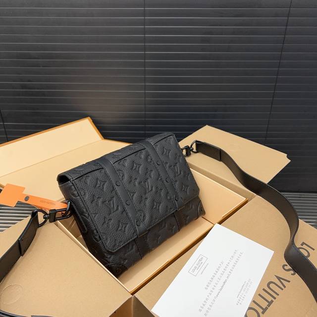 Louisvuitton 路易威登 Trunk牛皮压花邮差包 斜挎单肩包 采用原厂材质 高品质 配送防尘袋 折叠礼盒 18 X 24 Cm。