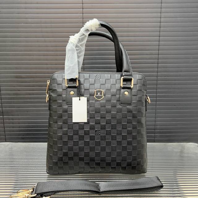 Louisvuitton 路易威登 牛皮男包公文包 手提包 电脑包 采用精湛镶嵌细工 经典百搭 实物拍摄 原厂原版面料 28 X 25 Cm。