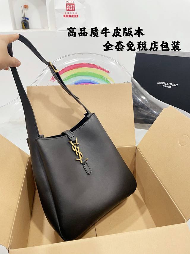 免税店包装 圣罗兰ysl Hobo腋下包 牛皮品质 设计简约大气，轻便时髦！ 容量大，质感奈斯 随性轻松，优雅高级 休闲时尚，日常通勤必备 尺寸24.24.8C