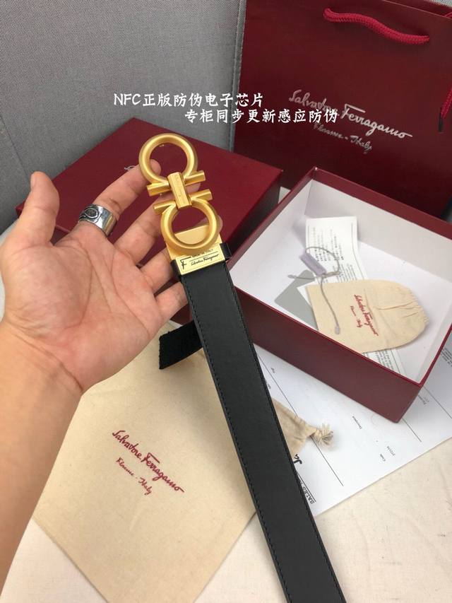 礼物首选ferragamo菲拉格慕 皮带将摩登设计与精湛的手工技艺完美结合 打造出风格华贵典雅，实用性和款式并重；3.5Cm宽 搭配最新原版真空电镀五金扣，不易