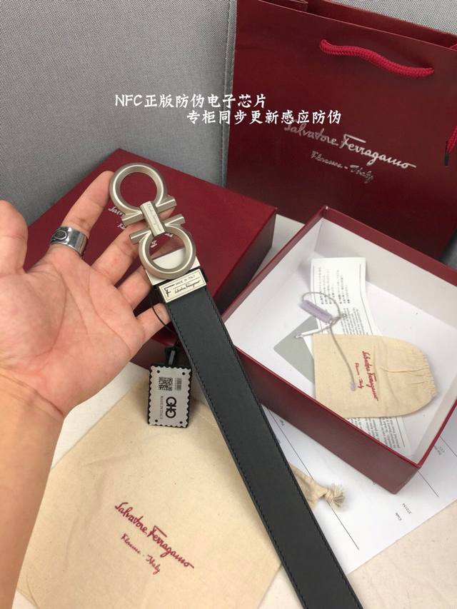 礼物首选ferragamo菲拉格慕 皮带将摩登设计与精湛的手工技艺完美结合 打造出风格华贵典雅，实用性和款式并重；3.5Cm宽 搭配最新原版真空电镀五金扣，不易