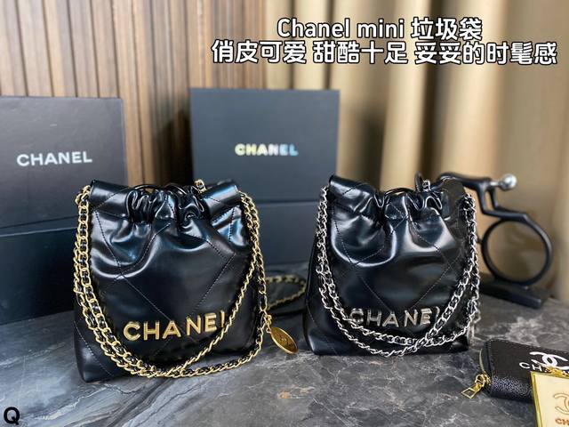 配折叠盒 Chanel Mini 22Bag真的很小只 一上身就能get到的一只包 很精致可爱 包虽小 但容量相对来说很ok 精致中尽显贵气 狠狠戳中我的审美点