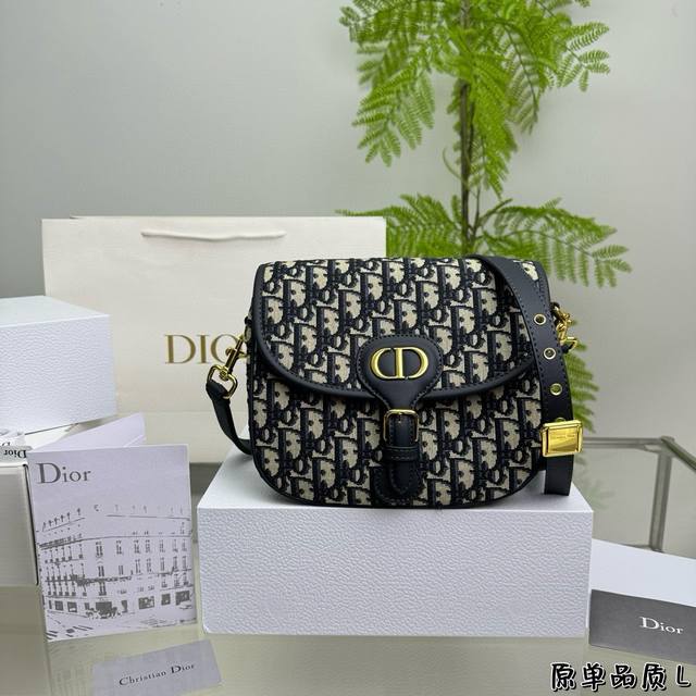 全套包装 原版布 Dior Bobby Bag老花可爱的小号老花除了托特，这个也是相当好看。 半圆形可可爱爱，轻熟可爱都能驾驭 除了高级还是高级 24.18Cm