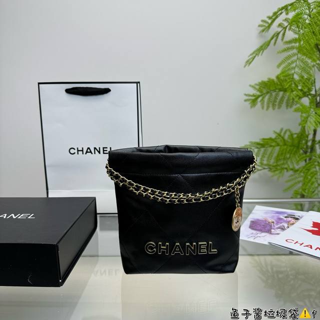 配礼盒 Chanel香奈儿 秋冬新款系列 新款 链条 垃圾袋购物袋 金币bag 手感超级好 原版五金 超级大牌 以华丽高贵的外形成为当下最炙手可热之作 人手必备