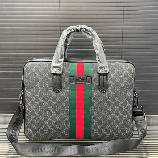 Gucci 古奇 Gg印花男包公文包 手提包 电脑包 采用精湛镶嵌细工 经典百搭 实物拍摄 原厂原版面料 28 X 38 Cm。