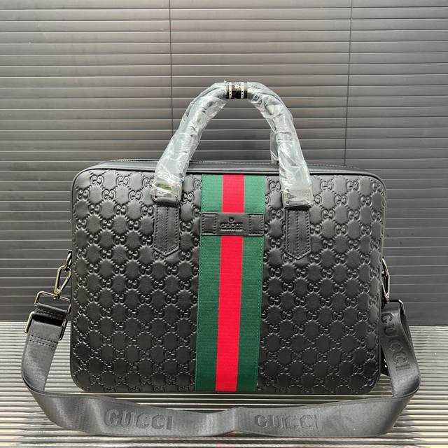 Gucci 古奇 Gg牛皮男包公文包 手提包 电脑包 采用精湛镶嵌细工 经典百搭 实物拍摄 原厂原版面料 28 X 38 Cm。