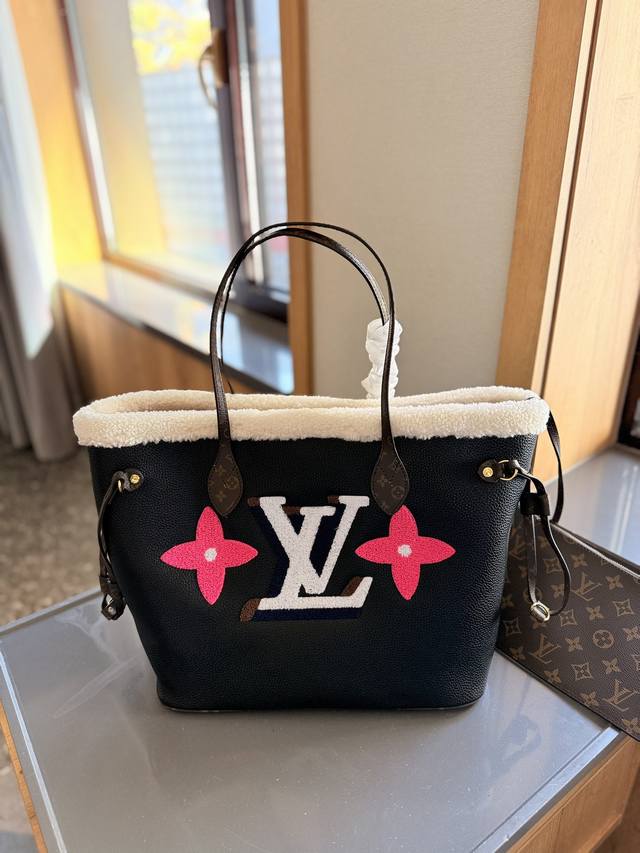 Lv Neverfull 新款羊羔毛购物袋！入门级的款式哦！绝对的终身款！此物经典不言而喻！街拍和实用都是非常nb的选择！大家拿到后可以感受下，皮质颗粒之间空袭