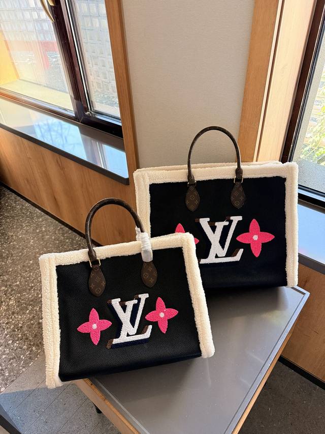 Lv 秋冬新品 最新尺寸 Onthego 羊羔毛手袋 Teddy 系列 毛茸茸的真是太可了 工作、购物或周末出游，拎起 Onthego 手袋即刻出发。超大号 M