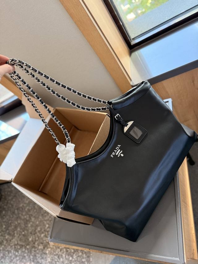 Prada 新品 Tote 托特包 小网红包 Prada永恒经典 真正原版复刻 轻便时尚 潮人必备 普拉达由玛丽奥 普拉达于1913年在意大利 米兰创建。Miu