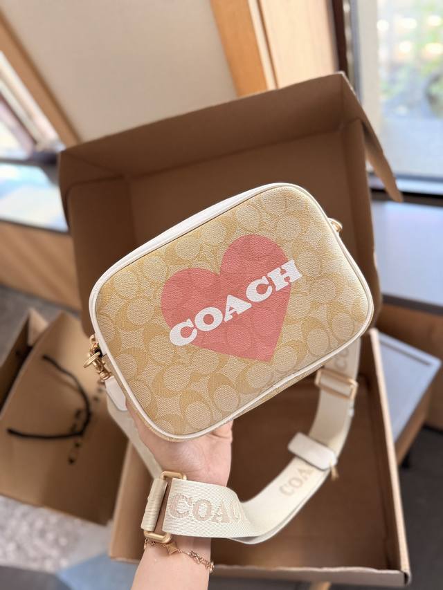 礼盒包装 Coach 蔻驰新款爱心限量款哦！相机包斜挎包 有专用的手里袋 可以装下plus 原版品质 ！尺寸:20 13Cm