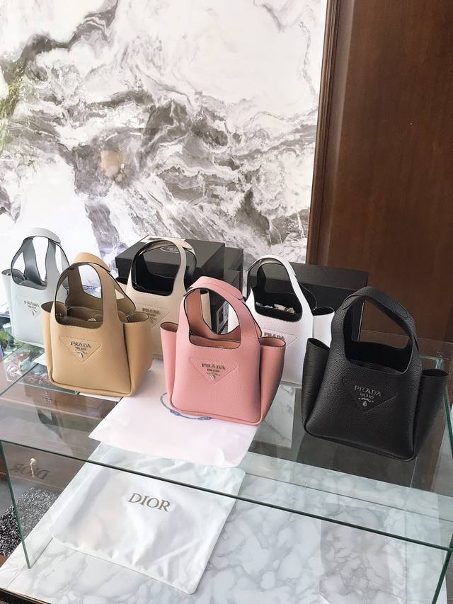 Prada洋气单品 菜篮子包 这个系列将是prada接下来一整季的主打款式。Prada 手袋的曲线型设计分外醒目，当手包很优雅，时尚百搭！打麻将逛街也很轻便哦！