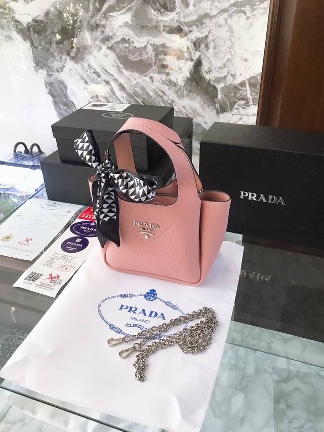 Prada洋气单品 菜篮子包 这个系列将是prada接下来一整季的主打款式。Prada 手袋的曲线型设计分外醒目，当手包很优雅，时尚百搭！打麻将逛街也很轻便哦！