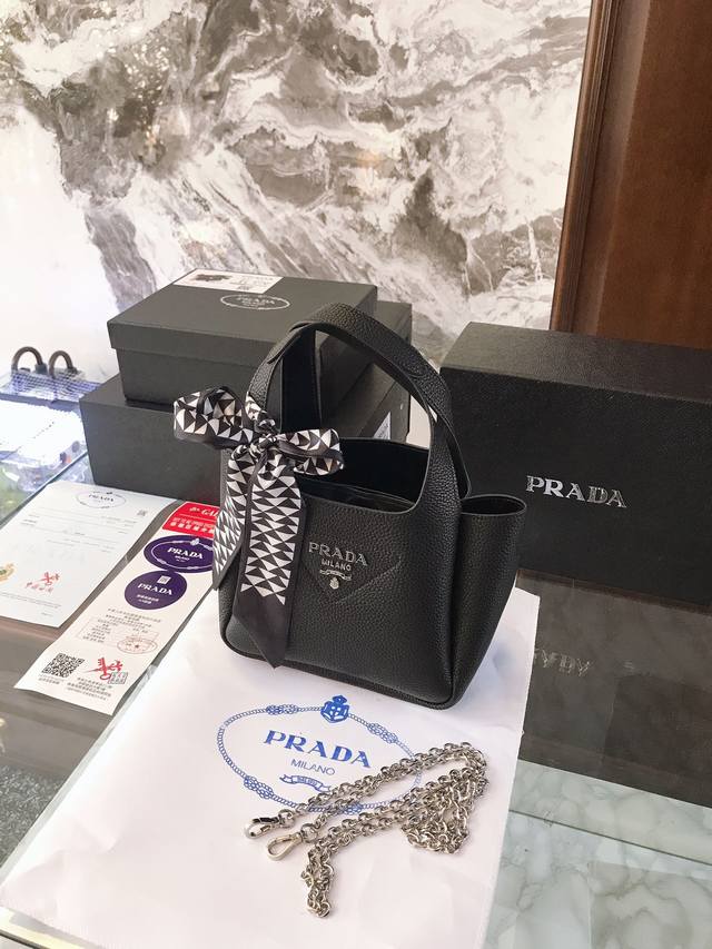 Prada洋气单品 菜篮子包 这个系列将是prada接下来一整季的主打款式。Prada 手袋的曲线型设计分外醒目，当手包很优雅，时尚百搭！打麻将逛街也很轻便哦！