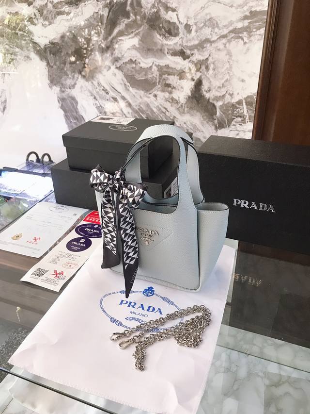 Prada洋气单品 菜篮子包 这个系列将是prada接下来一整季的主打款式。Prada 手袋的曲线型设计分外醒目，当手包很优雅，时尚百搭！打麻将逛街也很轻便哦！