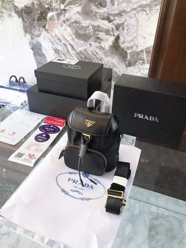 Prada 24Ss Logo标识单肩 尺寸：16-10-16 商品描述:黑色，一根可拆卸编织带肩带和皮质手柄，拉链口袋，金属五金件，翻盖上有珐琅金属三角形徽标