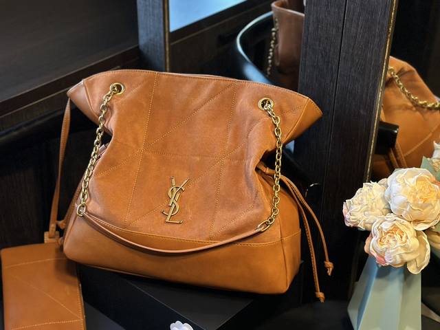 麂皮 圣罗兰ysl 新款 Tote 托特包 隐藏的王炸现身！ 特别满意通勤包 心动一万次了！！ 超超超级王炸的一只通勤大包 质感真的很哇塞 强烈推荐！！！圣罗兰