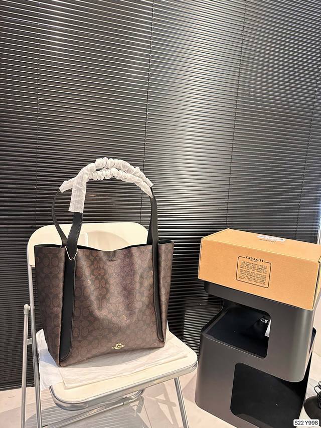 配盒子 蔻驰实用通勤包妈咪包秋冬托特包 蔻驰coach #Coach托特包 手感软糯且富有质感，肩带可调节，手拎单肩都很不错，非常秋冬的一款，容量也很好，尺寸3