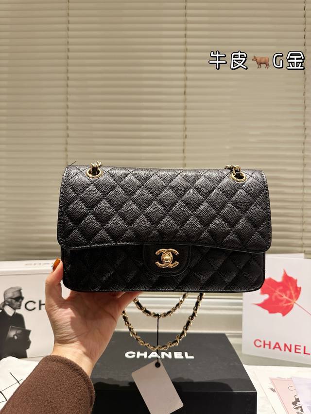 配全套包装 Size：26Cm 头层皮 小香家chanel Cf我们一直很用心在做 秒杀其他市面上的货 小球纹牛皮！ 很舒服的一种！ 不管您是谁 稳稳hold住