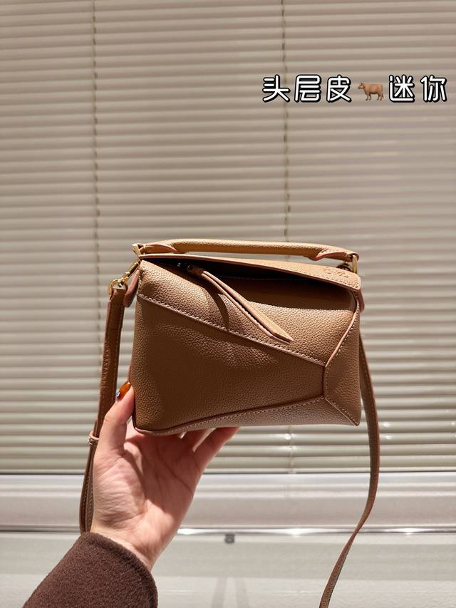 顶级原单 头层皮 Loewe 新秀款展示 罗意威 几何包 爱惨了这精致高级范儿！ 汤唯 杨幂孙千李一桐 雎晓雯.同款 最新秀款paseo几何包 包包界的一股清流