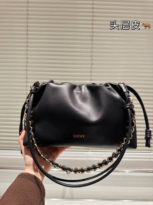 顶级原单 头层皮 Loewe 迷你羊皮 Purse 福袋 Loewe 兴 迷你柔软纳帕羊皮革 Flamenco Purse 福袋 采用褶皱设计，侧面搭配标志性绳