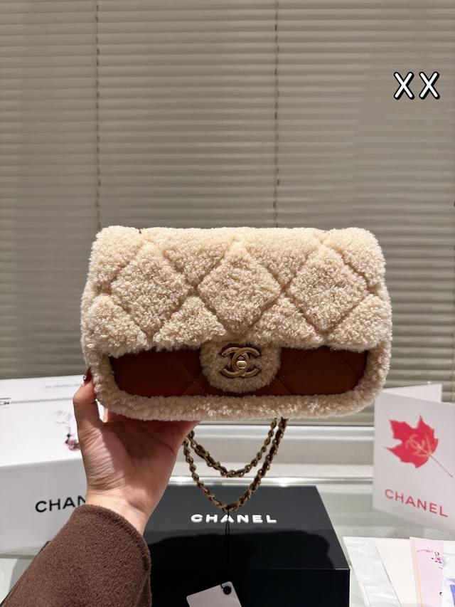 配盒 尺寸 ：25Cm 天冷就要毛茸茸的 Chanel24Kcf泰迪熊大号 秋冬很适合这个焦糖色 沉闷的冬天也会眼前一亮 秋冬随意搭配氛围感直接拉满 毛茸茸质感