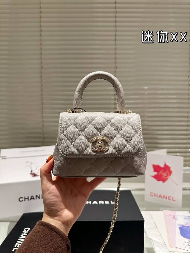 牛皮 配盒 Size： 12*15Cm 迷你尺寸 精致！ 小香家chanel Coco Handle 手提包 好看荔枝纹牛皮，耐磨！ 23P最新款哦！