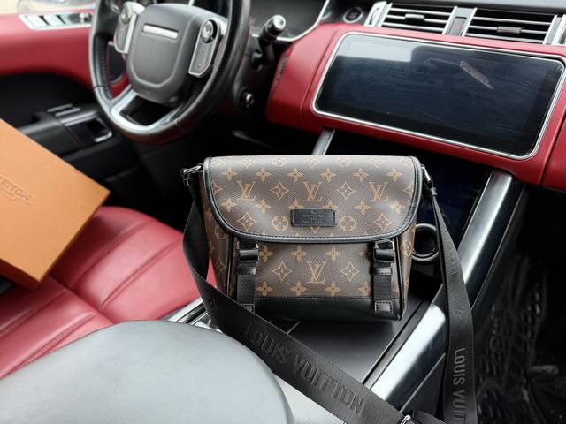 高端货 最新款 “ Louis Vuitton ”Lv单肩包路易威登斜挎差包 尼龙和saffiano 皮革斜挎包尼龙材质金属配件和钛金属拉链博柏利 徽标织物衬里