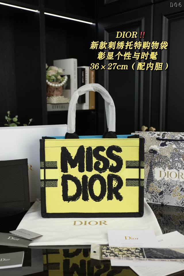 中号 配折叠盒丝巾 Dior迪奥 Book Tote Miss Dior Allover 托特包tote包购物袋手提包 由玛丽亚.嘉茜娅.蔻丽 Maria Gr