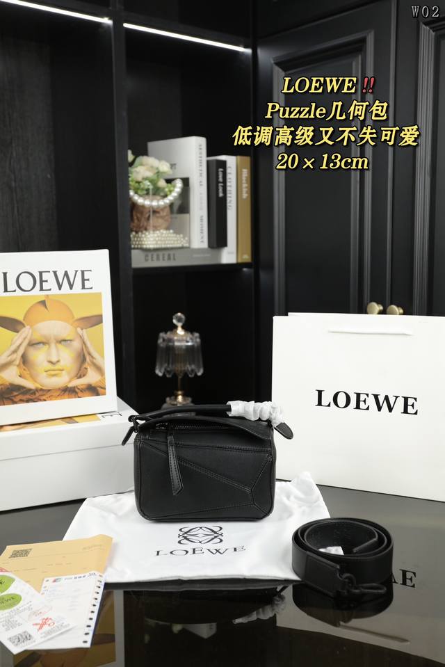 小号 配盒 Loewe罗意威 Puzzle 几何包 第一眼看着平平无奇的包包总是越背越香 包型是不规则盒子状整体视觉是慵懒风 包包皮质细腻油润又耐磨耐造 无可挑