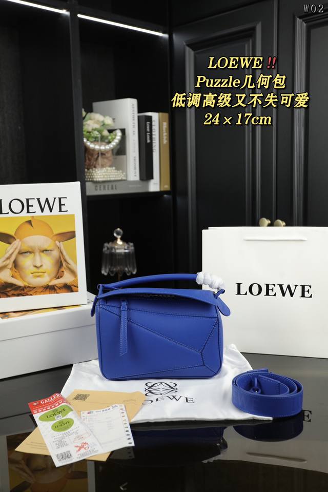 大号 配盒 Loewe罗意威 Puzzle 几何包 第一眼看着平平无奇的包包总是越背越香 包型是不规则盒子状整体视觉是慵懒风 包包皮质细腻油润又耐磨耐造 无可挑