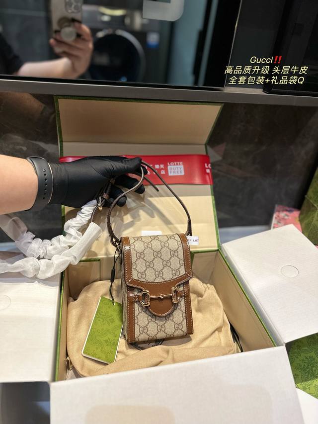 折叠飞机礼盒 Gucci 1955新款mini老花手机包小方盒 Gucci新出的这款手机包，首先我觉得在大牌包里，可称为性价比之王，价格不错，容量感人，手机、充